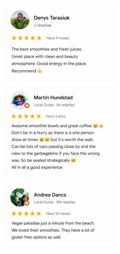 Tres reseñas de clientes con puntuaciones de estrellas de un local de zumos y batidos, cada una de las cuales menciona experiencias positivas, zumos frescos, servicio amable, ambiente acogedor y opciones veganas. Se muestran las fotos del perfil y las puntuaciones con estrellas de cada crítico.