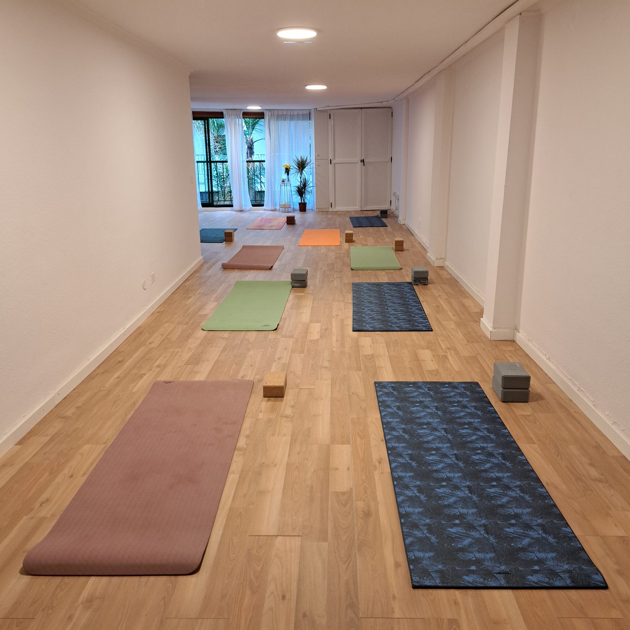 Estudio de yoga Ocean and Om preparado con esterillas, bloques y correas