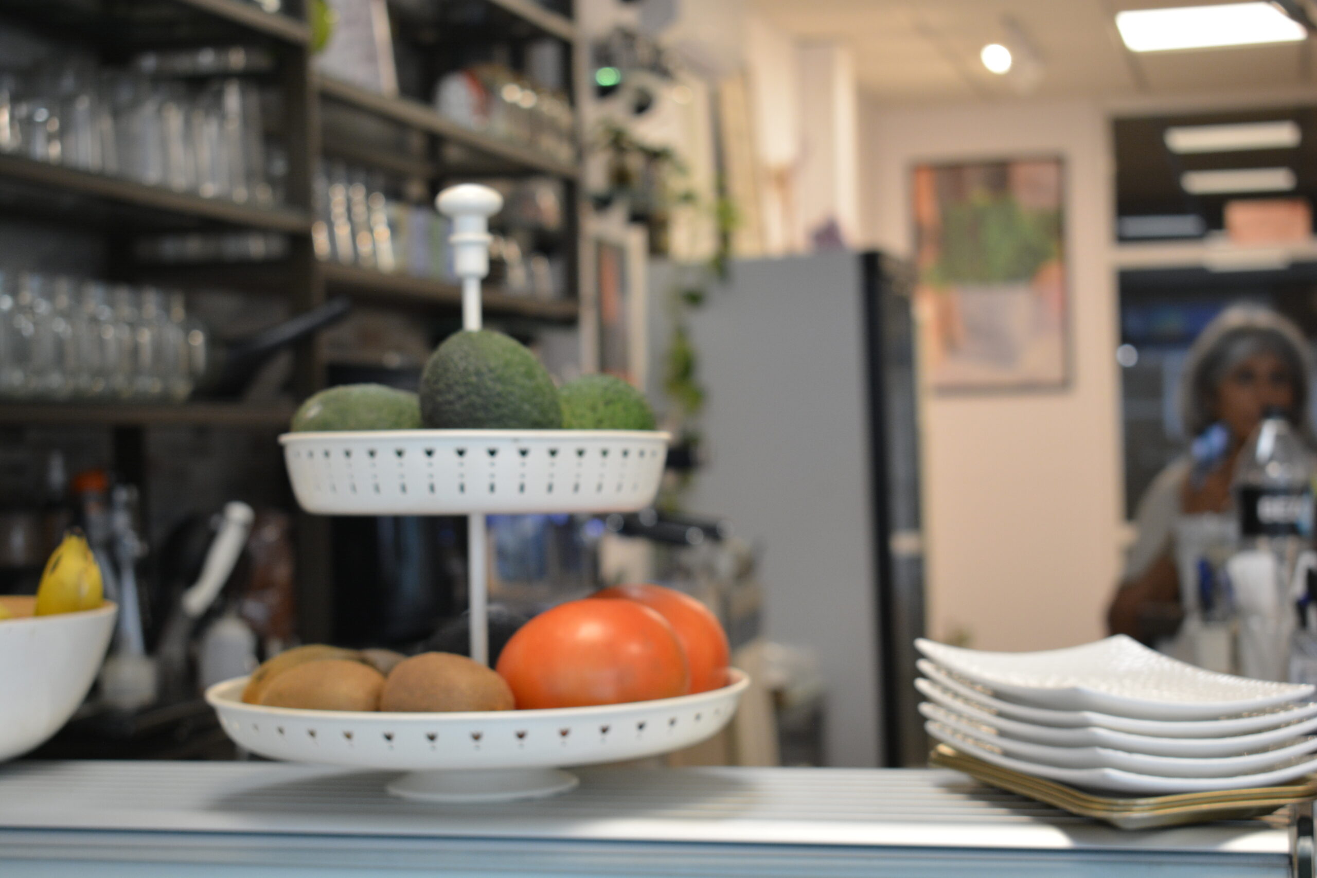 Aguacates, tomates y kiwis sobre una barra de cafeteria
