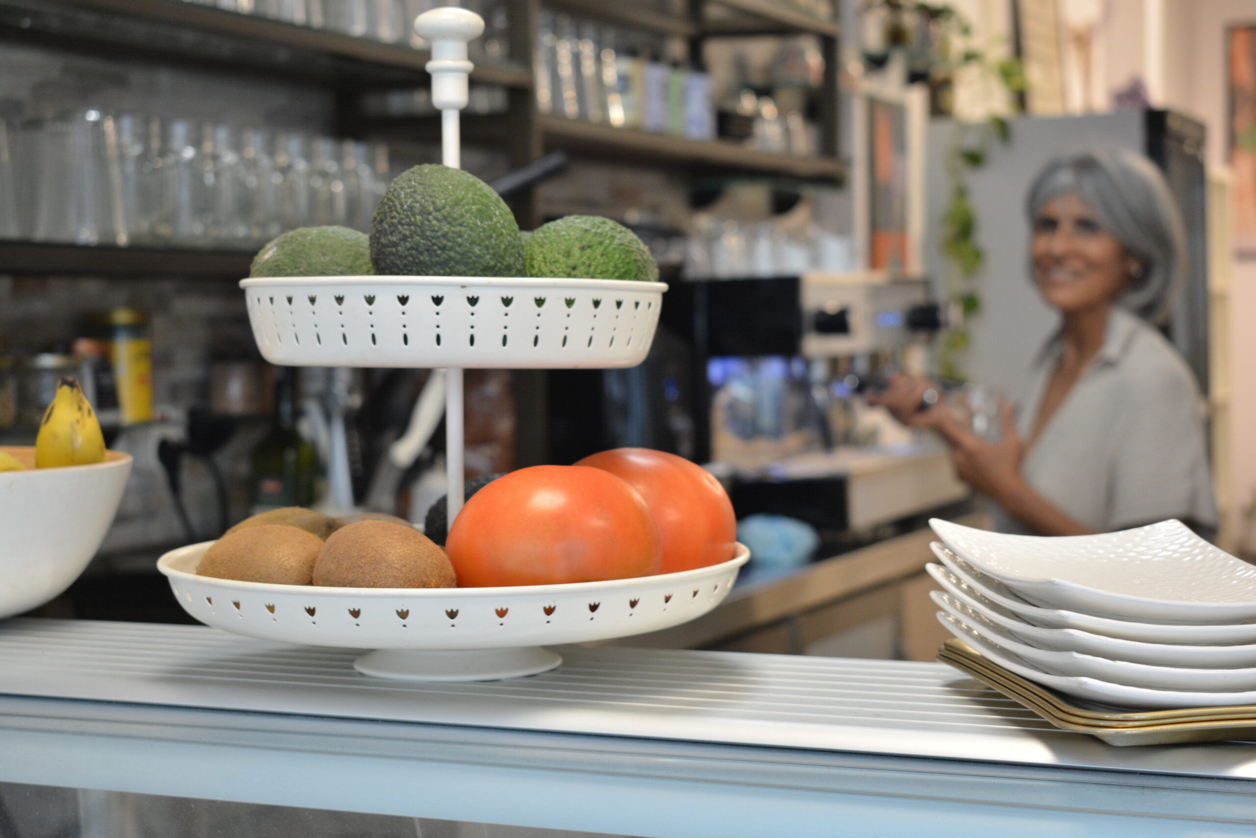Aguacates, tomates y kiwis frescos sobre la barra de la cafetería