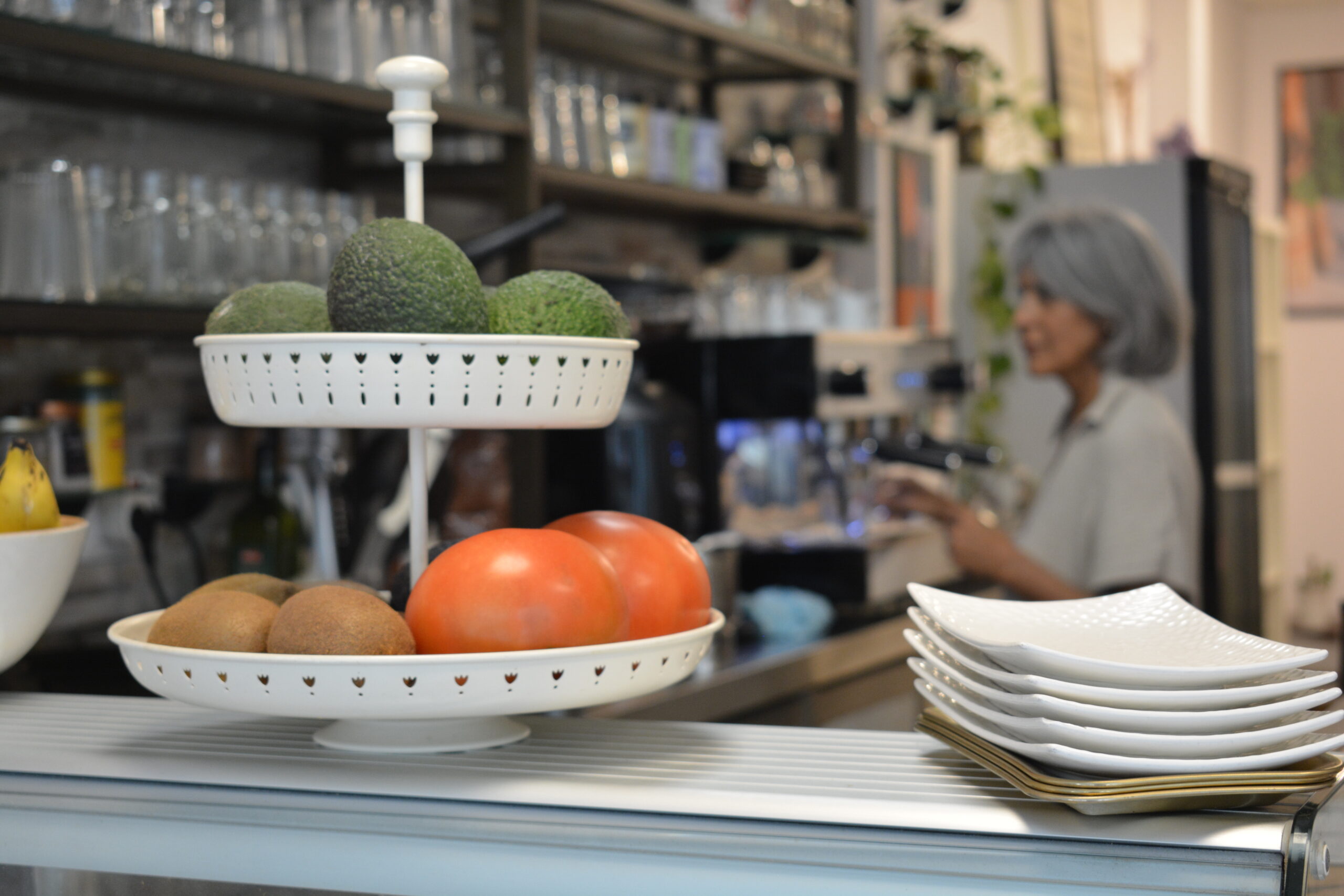 Frutero fresco con Mansha cerca de la máquina de café