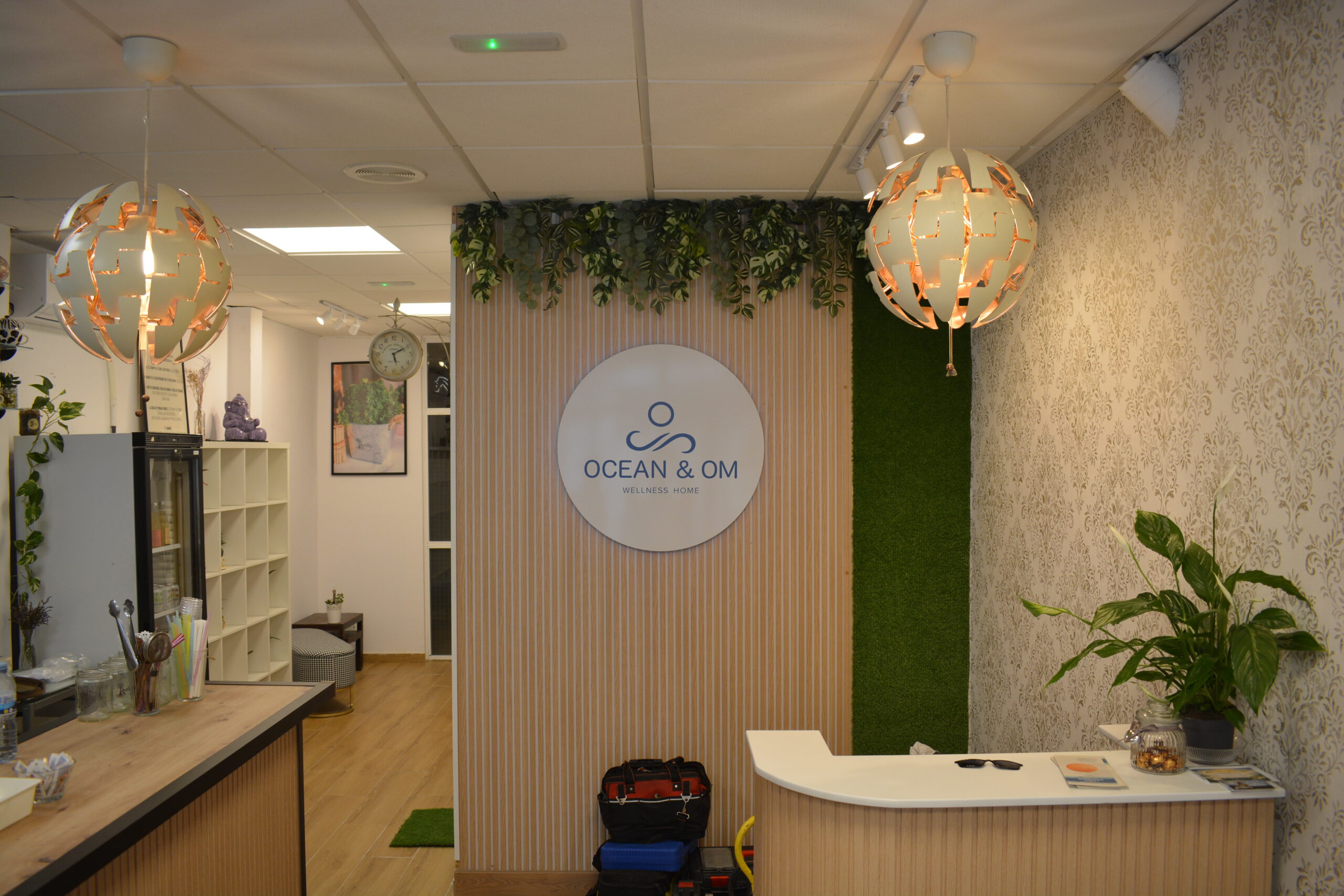 Recepción de Ocean and Om con lámparas colgantes y plantas