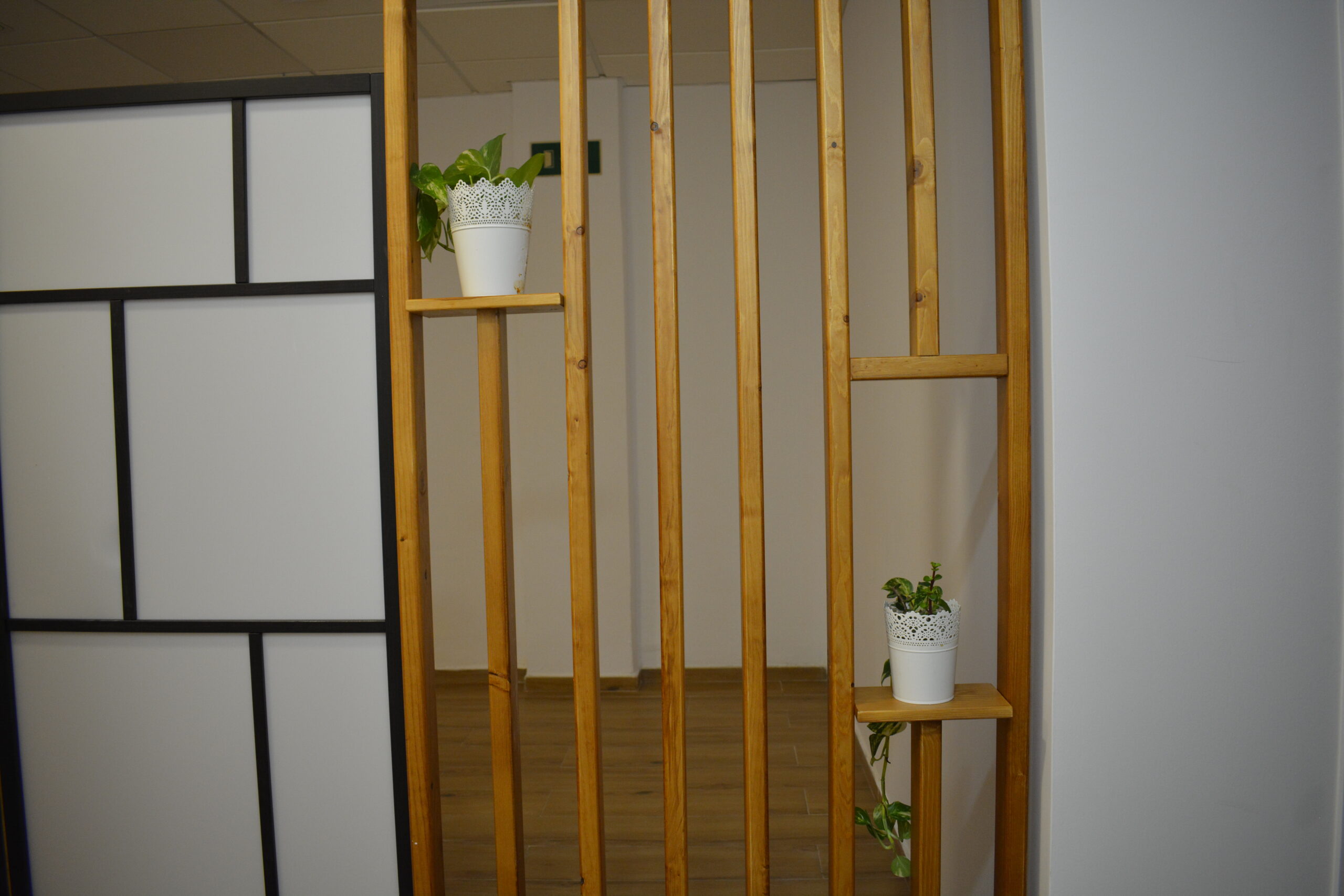 Detalle de lamas de madera con pequeñas plantas