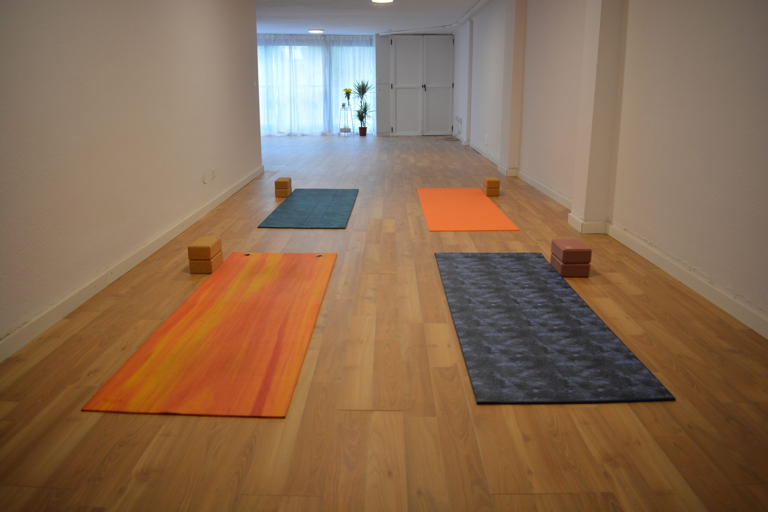 Esterillas de yoga colocadas cerca de una ventana luminosa