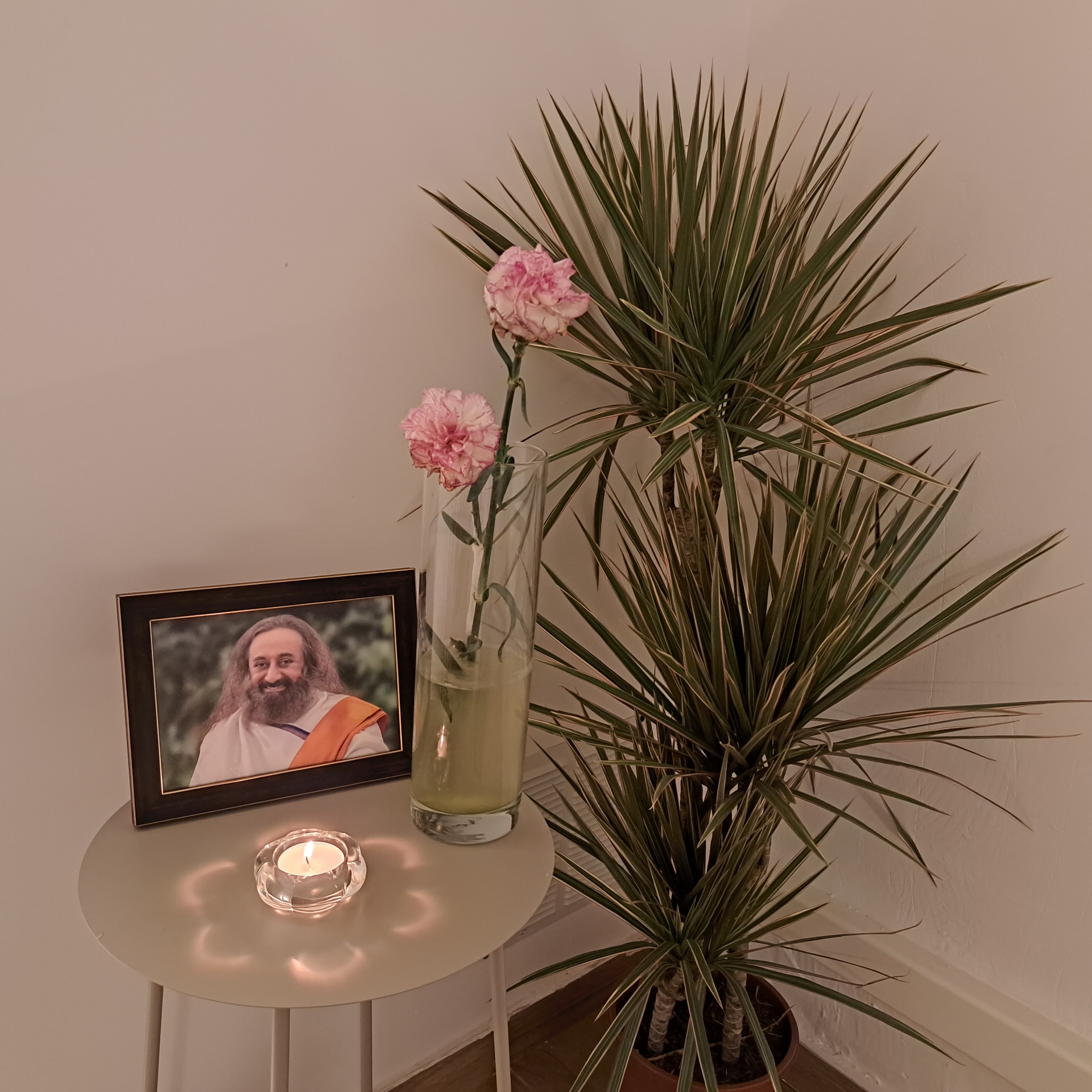 Mesa con foto, vela y flores en Ocean and Om
