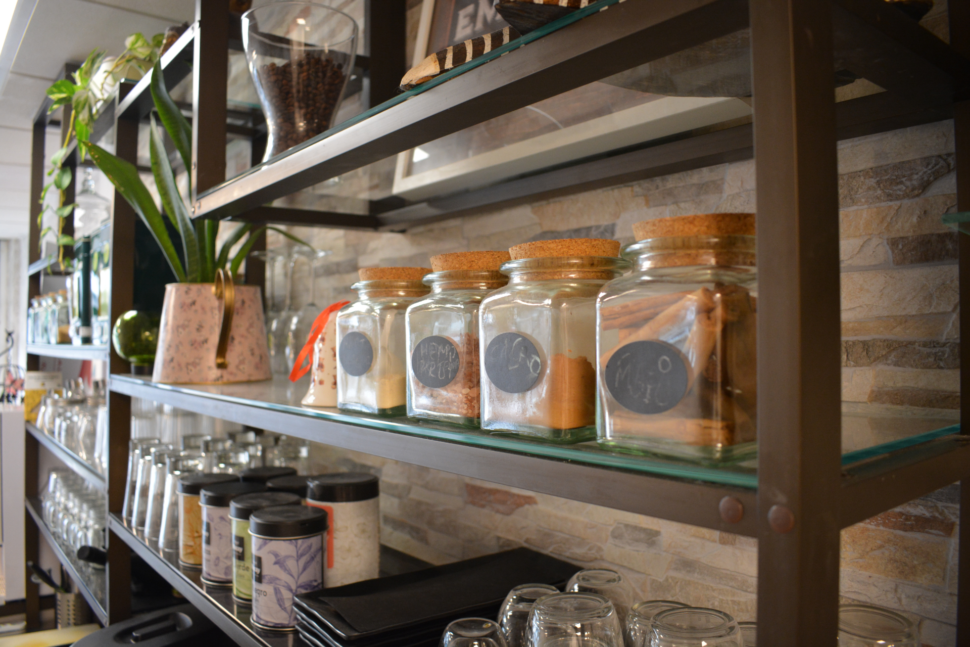 Tarros de cristal con especias en estanteria del cafe vegano.